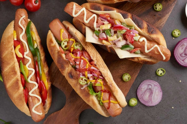 priskrbite si zemljico vanjo ugnezdite hrenovko in nanjo z gorcico narisite cikcak vzorec to je recept za klasicni hot dog 