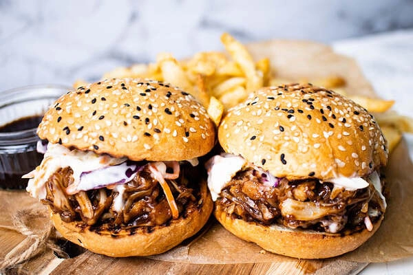 pripravimo vegansko razlicico burgerja z nacufano svinjino svinjino zamenjamo za gobe in zacinimo preprosto