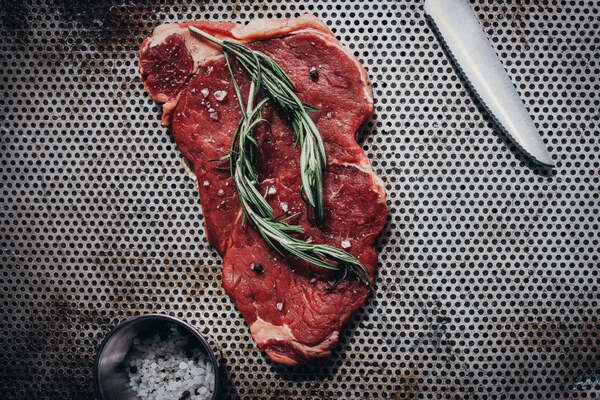 se sprasujes kako pripraviti najboljsi steak na zaru poleg prave izbire mesa so ravno tako zelo pomembne tudi zacimbe in omake ki so dodane pravemu kosu mesa