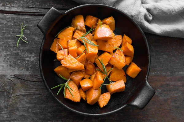preprost recept za sladki krompir na zaru s svezim timijanom soljo in poprom veganski in brez glutena