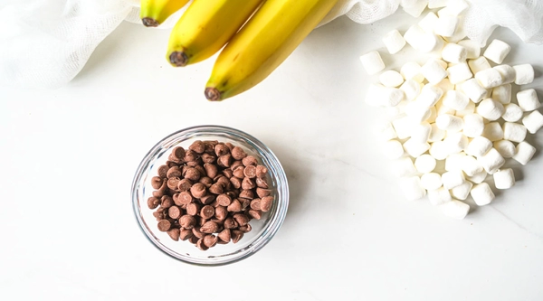 obicajno za zar pripravljamo izbrani kos mesa ali zelenjave pred vami pa je recept za pripravo socnih sladkih banana colnickov na zaru