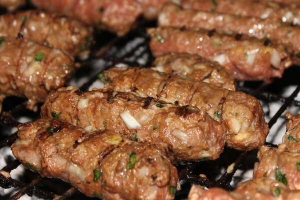 cevapcice lahko pripravimo na vec nacinov: cevapcici v pecici lahko jih pripravimo kar v ponvi najboljsi pa so cevapcici na zaru