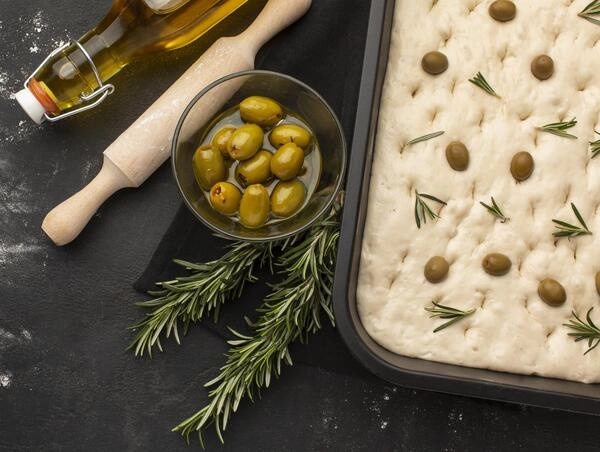 focaccia s cesnom rozmarinom ter zelisci