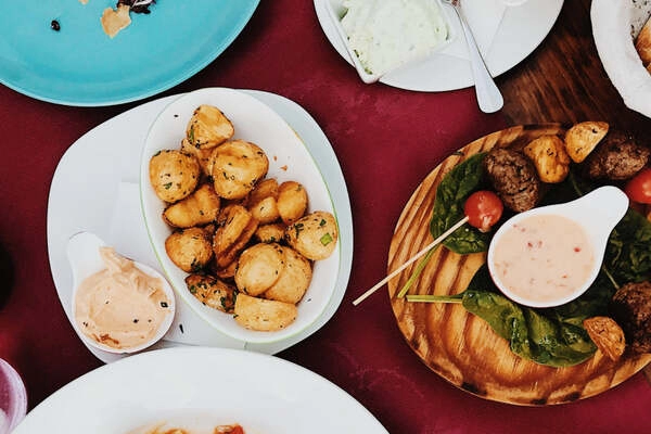 pecen krompir s pokrovckom parmezana zavit v kremno omako sira mozzarela 