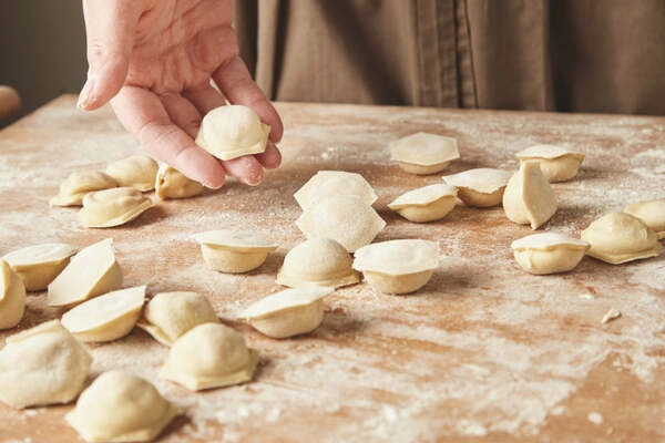 pripravite sveze testenine polnjene z mesanico parmezana riccote pomesane s svezo baziliko limonino lupinico in muskatnim oresckom