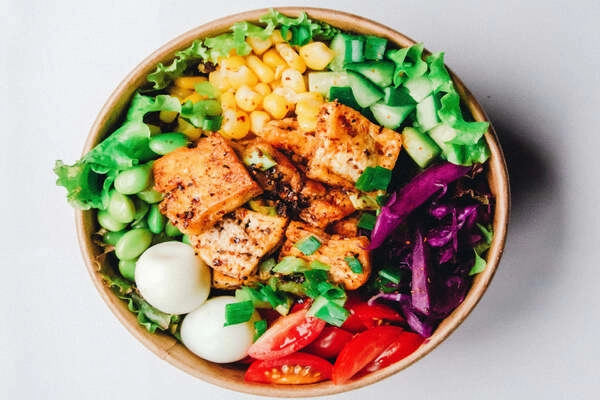 recept za piscancji bowl z bbq omako je kot nalasc za hitro vecerjo med tednom priprava je hitra in od nas ne zahteva veliko energije