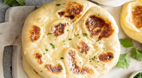 naan je tradicionalna indijska pogaca ki je mehka in zracna polna majhnih zracnih zepkov lahko ga pojeste samega ga kot prilogo ponudite k izbranemu kosu mesa ali zelenjeve iz zara ali pa z njim nadomestite testo za pico