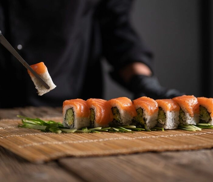 maki sushi z lososom