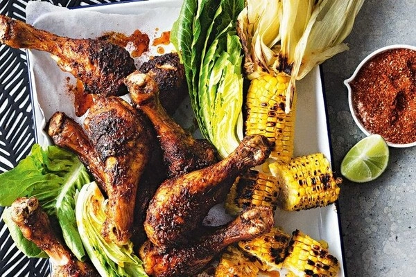 bbq piscanec s peceno koruzo na zaru