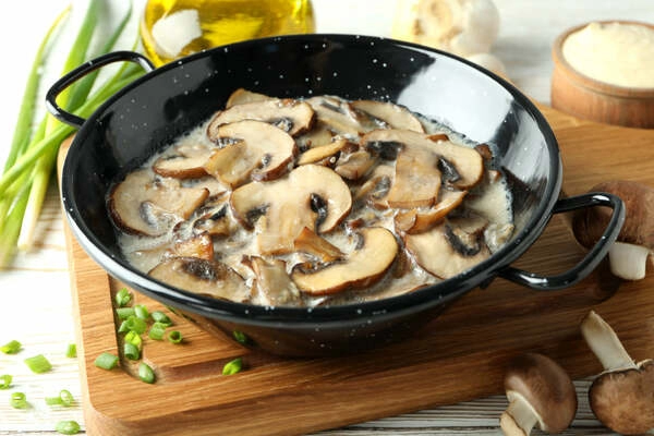 smetanova omaka z gobicami in steak