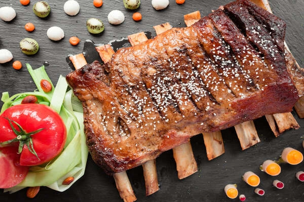 za mnoge je meso na zaru klasicen primer ki pojasnuje peko na zaru mesu na zaru za piko na i dodajte se bbq omako in dobro kosilo je zagotovljeno
