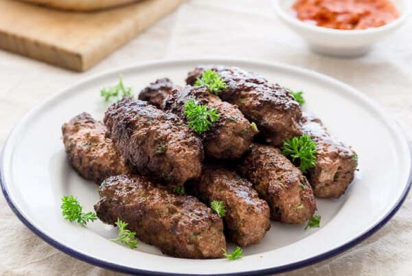 za pripravo cevapcicev potrebujete le preproste sestavine ki se med seboj odlicno razumejo pripravite jih lahko tudi ce vasega dvorisca ne krasi ogromen zar