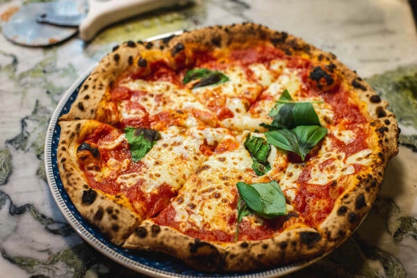 neapeljska pica ali napolitanska pica je pica narejena v slogu ki izvira iz neaplja v italiji pred vami je recept kako jo pripraviti v domaci pecici