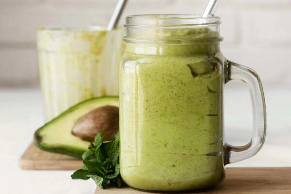 avokado banana in kokosovo mleka = okusen smoothie ki si ga lahko privoscimo ze za zajtrk 